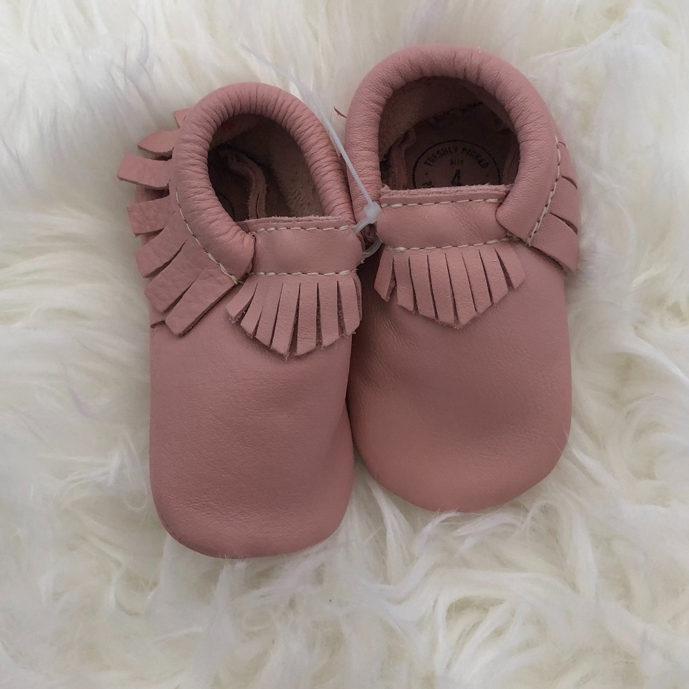 New pink Freshly Picked Moccasins, size 4